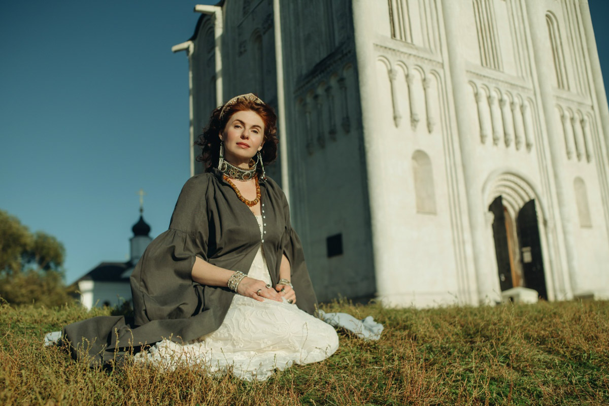 С появлением авторских украшений, подкрепленных глубинными концепциями, потребность в покупке бессмысленных побрякушек существенно снижается. Например, мастерица Марина Болотина создает реплики старорусских украшений, вплетая историю в ткань современности. Вот это аксессуары со смыслом!