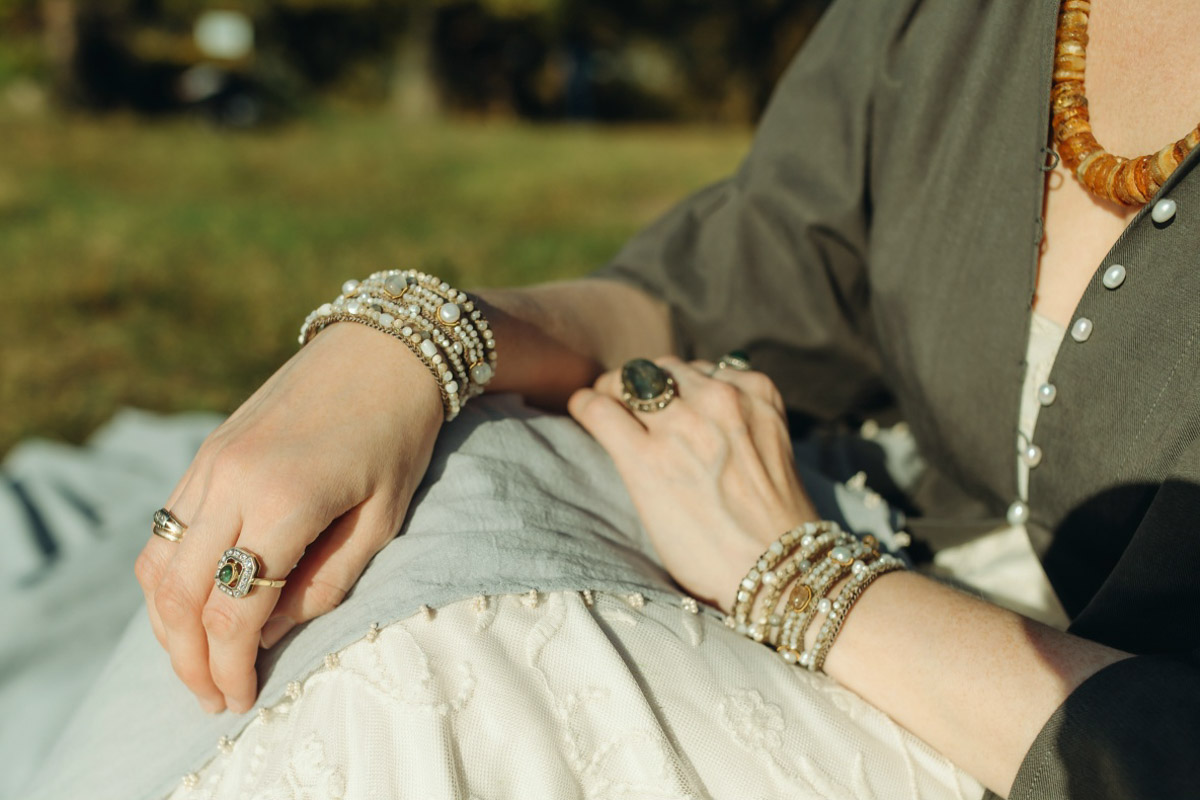 С появлением авторских украшений, подкрепленных глубинными концепциями, потребность в покупке бессмысленных побрякушек существенно снижается. Например, мастерица Марина Болотина создает реплики старорусских украшений, вплетая историю в ткань современности. Вот это аксессуары со смыслом!