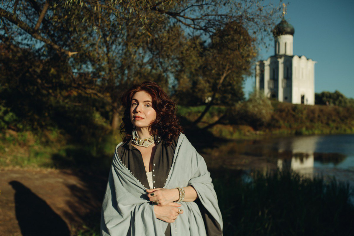 С появлением авторских украшений, подкрепленных глубинными концепциями, потребность в покупке бессмысленных побрякушек существенно снижается. Например, мастерица Марина Болотина создает реплики старорусских украшений, вплетая историю в ткань современности. Вот это аксессуары со смыслом!