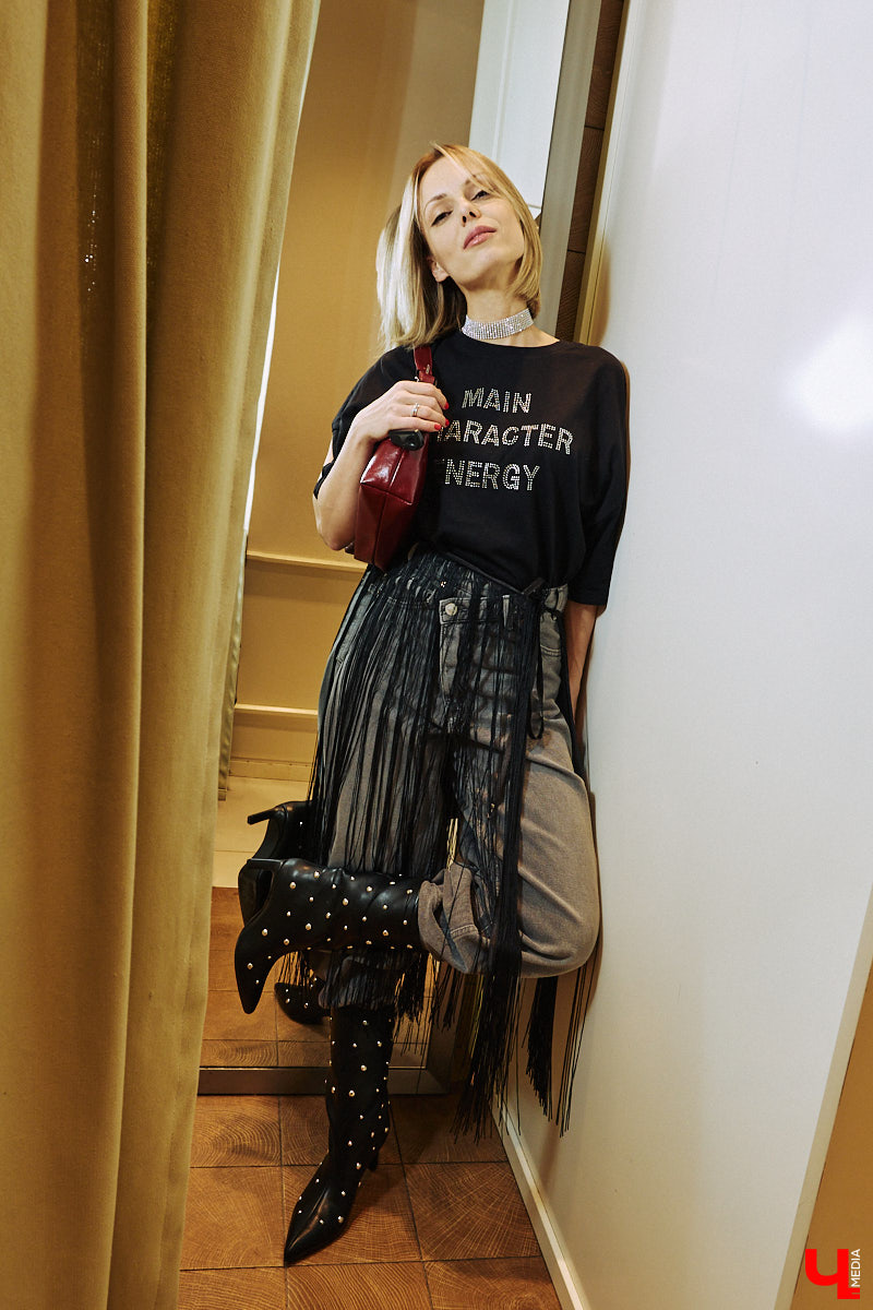 Кто не знает поговорку «Как Новый год встретишь, так его и проведешь»? Поэтому и выглядеть хочется стильно и небанально. Вместе со стилистом Марией Засориной мы прогулялись по магазинам и составили пять образов, в которых вы не только притянете к своей персоне взгляды гостей или коллег на корпоративе, но и сможете как следует повеселиться!