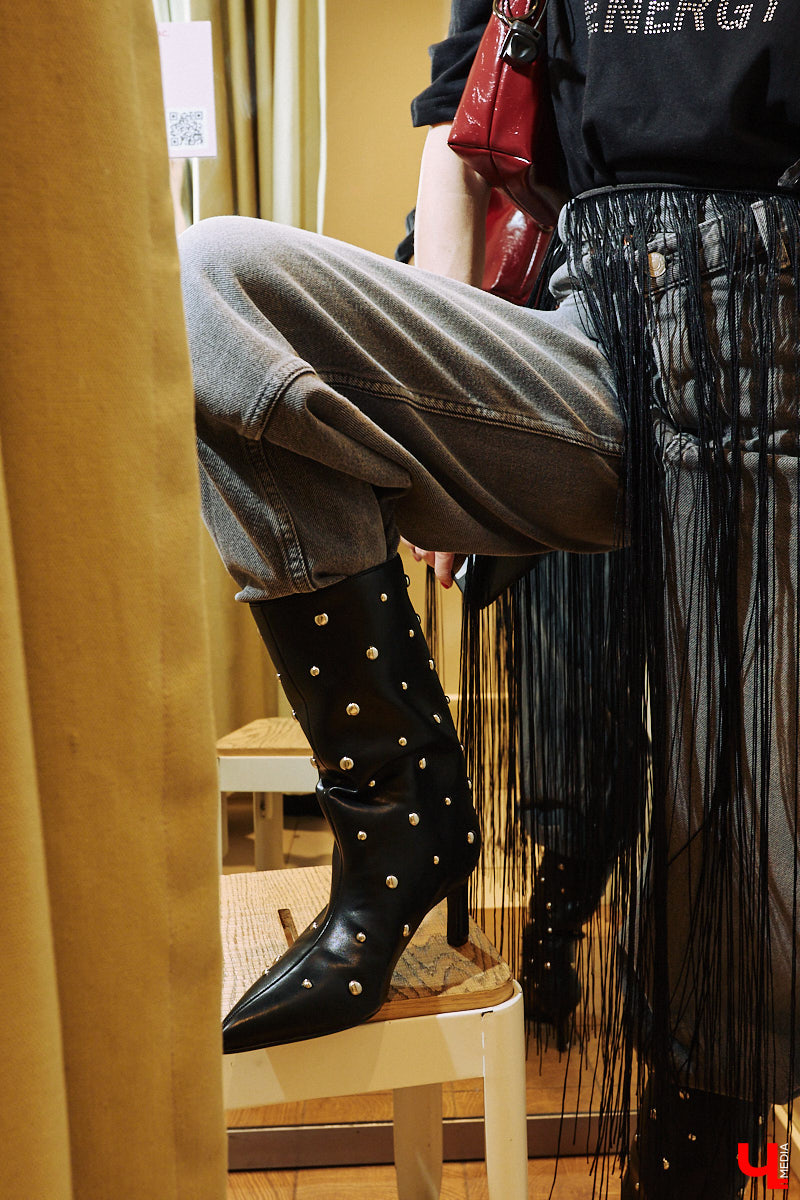 Кто не знает поговорку «Как Новый год встретишь, так его и проведешь»? Поэтому и выглядеть хочется стильно и небанально. Вместе со стилистом Марией Засориной мы прогулялись по магазинам и составили пять образов, в которых вы не только притянете к своей персоне взгляды гостей или коллег на корпоративе, но и сможете как следует повеселиться!