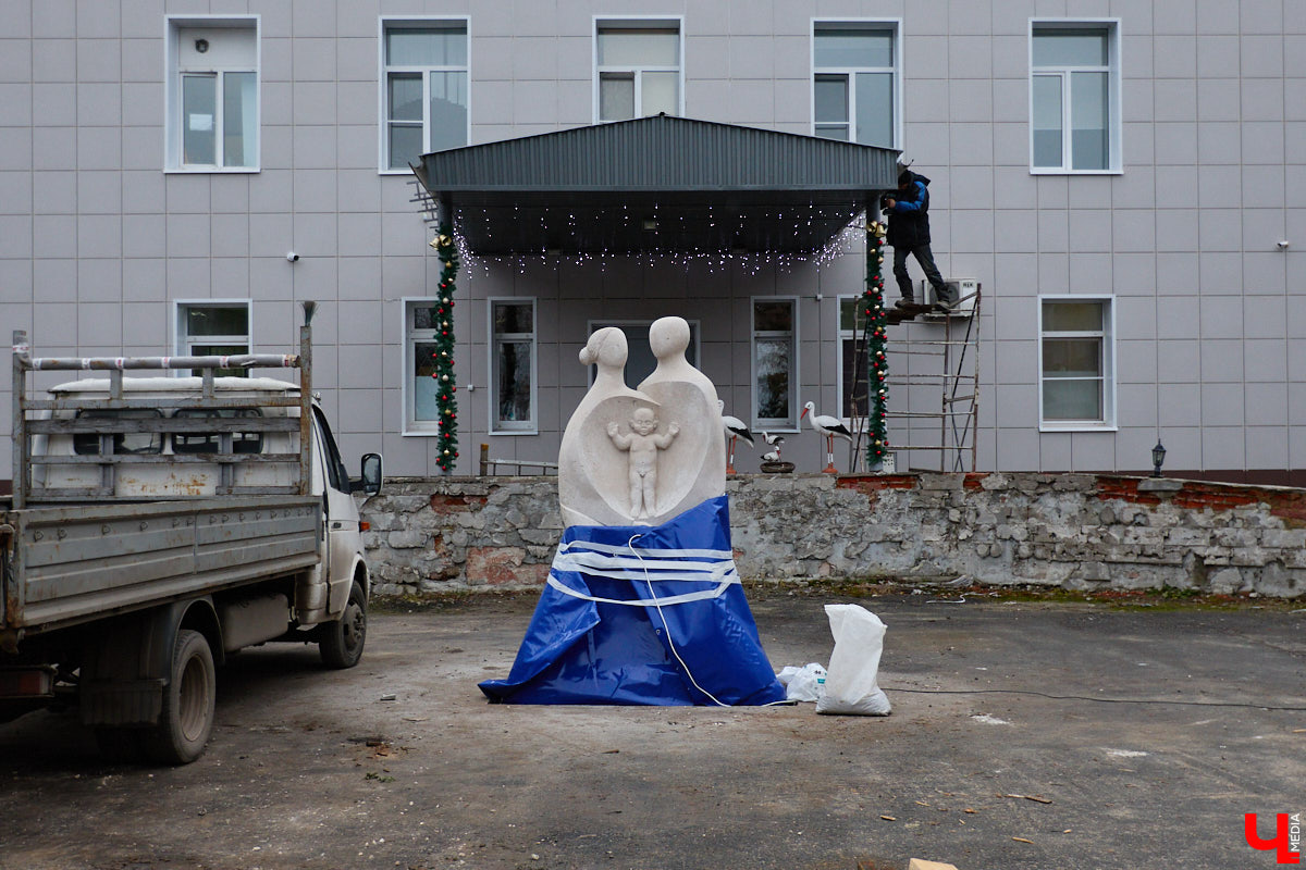 Летом 2025-го Владимир решили вновь превратить в белокаменную столицу. Десять скульпторов в течение месяца творили под палящим солнцем на площадке возле колеса обозрения, явив на свет каждый по одному изваянию. Спустя полгода в городе наконец установили первые четыре работы мастеров по камню. «Ключ-Медиа» узнал, где они расположены и какие еще монументы откроют до конца года.