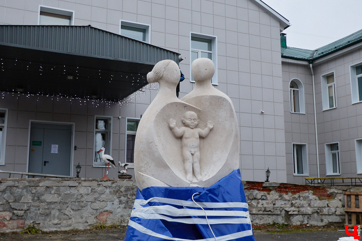 Летом 2025-го Владимир решили вновь превратить в белокаменную столицу. Десять скульпторов в течение месяца творили под палящим солнцем на площадке возле колеса обозрения, явив на свет каждый по одному изваянию. Спустя полгода в городе наконец установили первые четыре работы мастеров по камню. «Ключ-Медиа» узнал, где они расположены и какие еще монументы откроют до конца года.