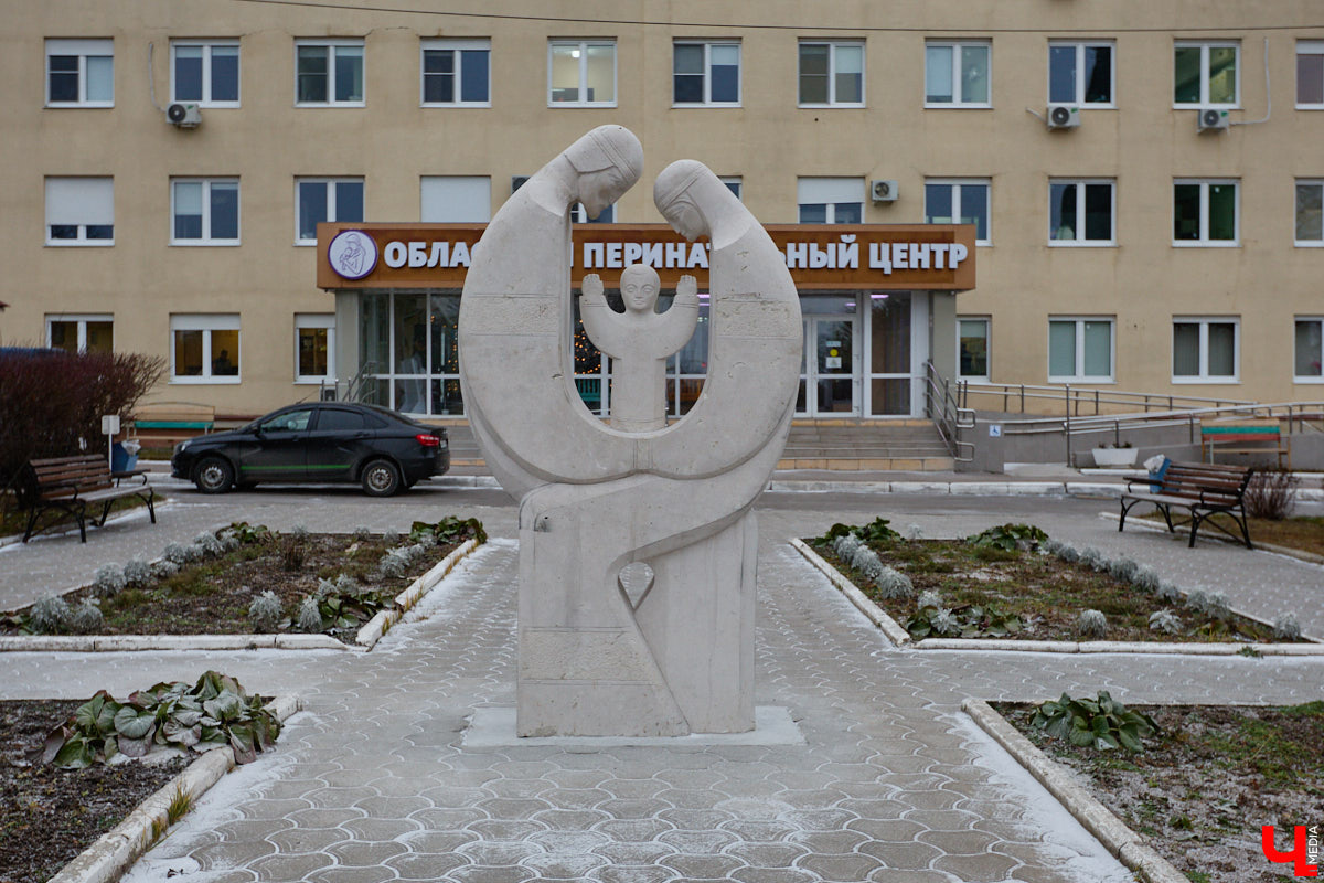 Летом 2025-го Владимир решили вновь превратить в белокаменную столицу. Десять скульпторов в течение месяца творили под палящим солнцем на площадке возле колеса обозрения, явив на свет каждый по одному изваянию. Спустя полгода в городе наконец установили первые четыре работы мастеров по камню. «Ключ-Медиа» узнал, где они расположены и какие еще монументы откроют до конца года.