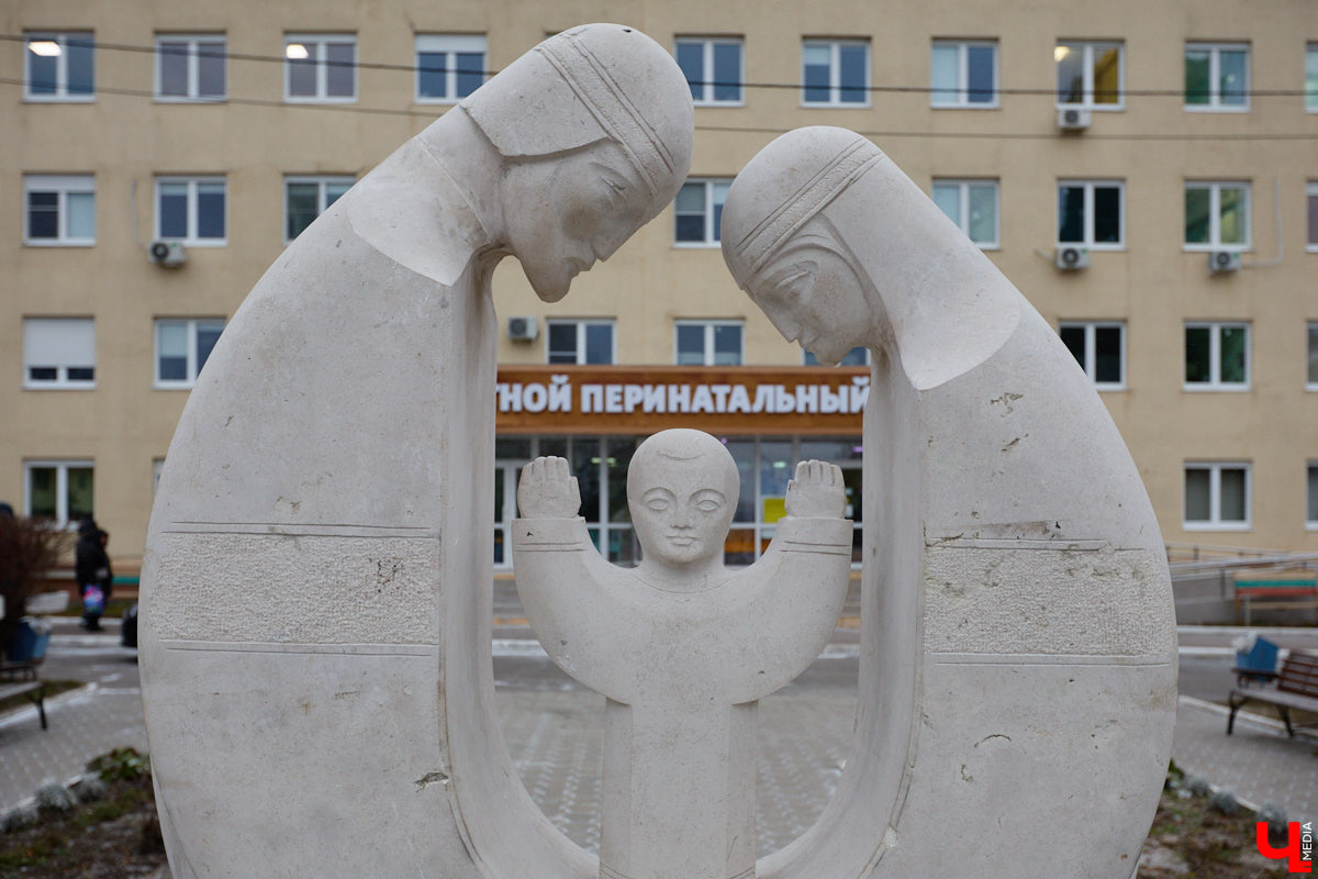 Летом 2025-го Владимир решили вновь превратить в белокаменную столицу. Десять скульпторов в течение месяца творили под палящим солнцем на площадке возле колеса обозрения, явив на свет каждый по одному изваянию. Спустя полгода в городе наконец установили первые четыре работы мастеров по камню. «Ключ-Медиа» узнал, где они расположены и какие еще монументы откроют до конца года.