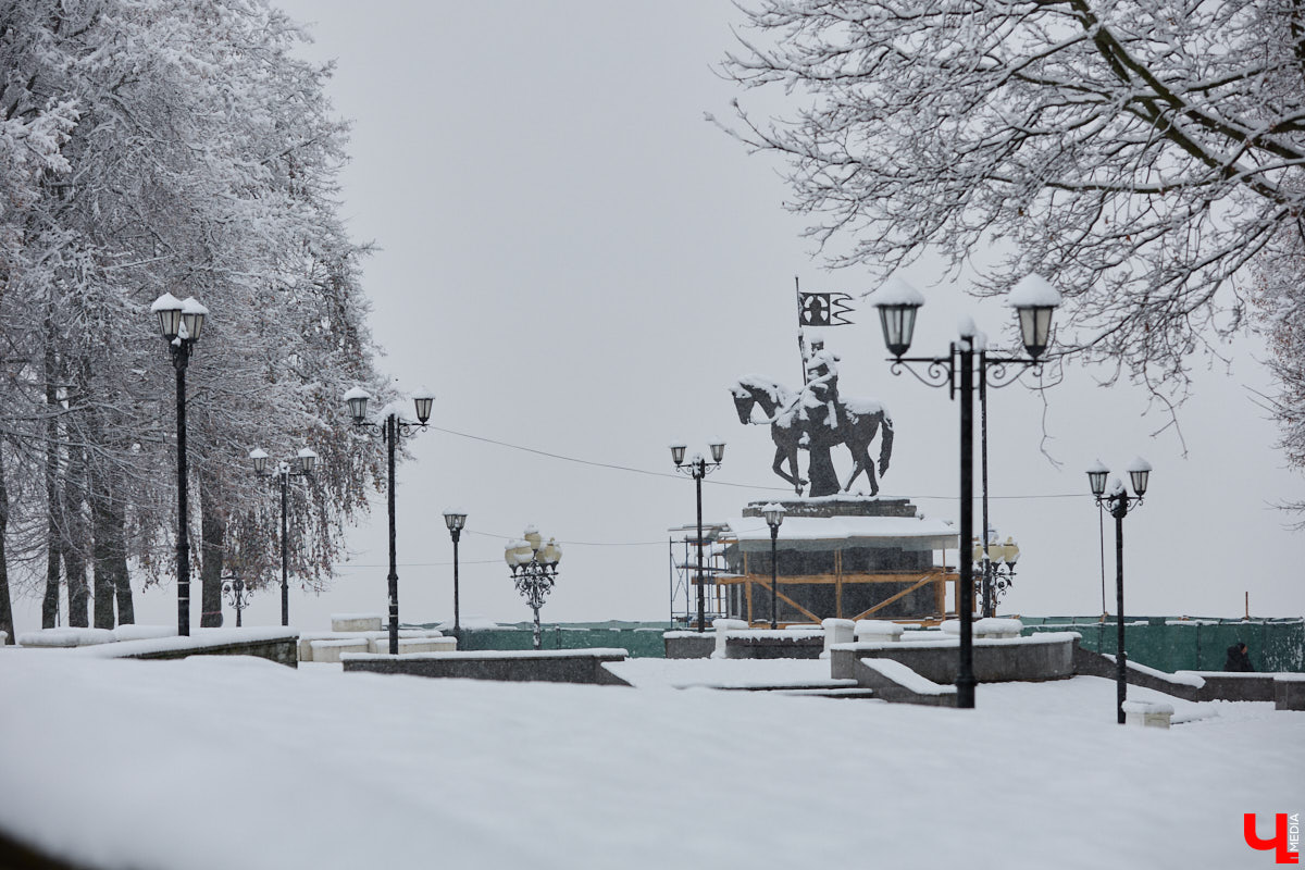 Летом 2025-го Владимир решили вновь превратить в белокаменную столицу. Десять скульпторов в течение месяца творили под палящим солнцем на площадке возле колеса обозрения, явив на свет каждый по одному изваянию. Спустя полгода в городе наконец установили первые четыре работы мастеров по камню. «Ключ-Медиа» узнал, где они расположены и какие еще монументы откроют до конца года.