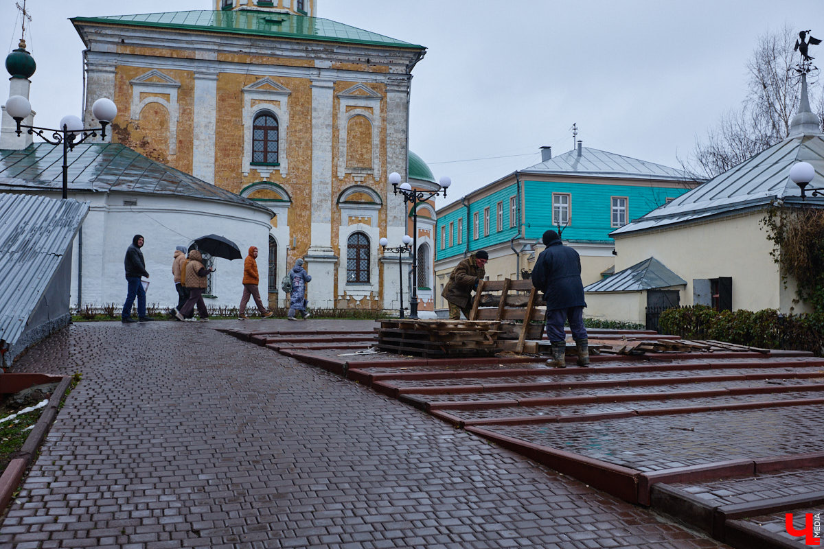Летом 2025-го Владимир решили вновь превратить в белокаменную столицу. Десять скульпторов в течение месяца творили под палящим солнцем на площадке возле колеса обозрения, явив на свет каждый по одному изваянию. Спустя полгода в городе наконец установили первые четыре работы мастеров по камню. «Ключ-Медиа» узнал, где они расположены и какие еще монументы откроют до конца года.