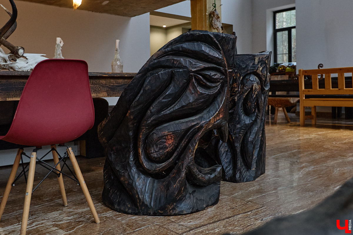 Мастер по дереву Николай Лавданский переехал в Киржачский район более 10 лет назад. Там он построил дом, завел хозяйство и продолжил заниматься творчеством, вдохновляясь единением с природой. По его 16 гектарам, населенным зверюшками, постоянно гуляют туристы. «Ключ-Медиа» удалось осмотреть не только угодья, но и жилище скульптора.