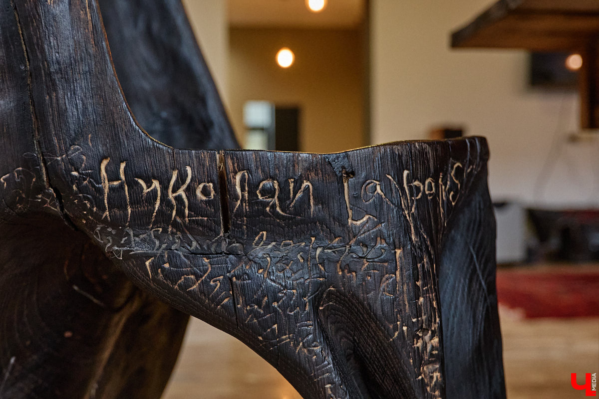 Мастер по дереву Николай Лавданский переехал в Киржачский район более 10 лет назад. Там он построил дом, завел хозяйство и продолжил заниматься творчеством, вдохновляясь единением с природой. По его 16 гектарам, населенным зверюшками, постоянно гуляют туристы. «Ключ-Медиа» удалось осмотреть не только угодья, но и жилище скульптора.