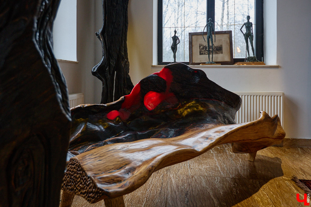 Мастер по дереву Николай Лавданский переехал в Киржачский район более 10 лет назад. Там он построил дом, завел хозяйство и продолжил заниматься творчеством, вдохновляясь единением с природой. По его 16 гектарам, населенным зверюшками, постоянно гуляют туристы. «Ключ-Медиа» удалось осмотреть не только угодья, но и жилище скульптора.