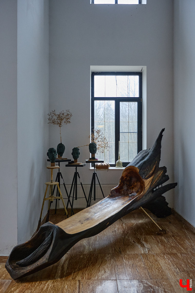 Мастер по дереву Николай Лавданский переехал в Киржачский район более 10 лет назад. Там он построил дом, завел хозяйство и продолжил заниматься творчеством, вдохновляясь единением с природой. По его 16 гектарам, населенным зверюшками, постоянно гуляют туристы. «Ключ-Медиа» удалось осмотреть не только угодья, но и жилище скульптора.