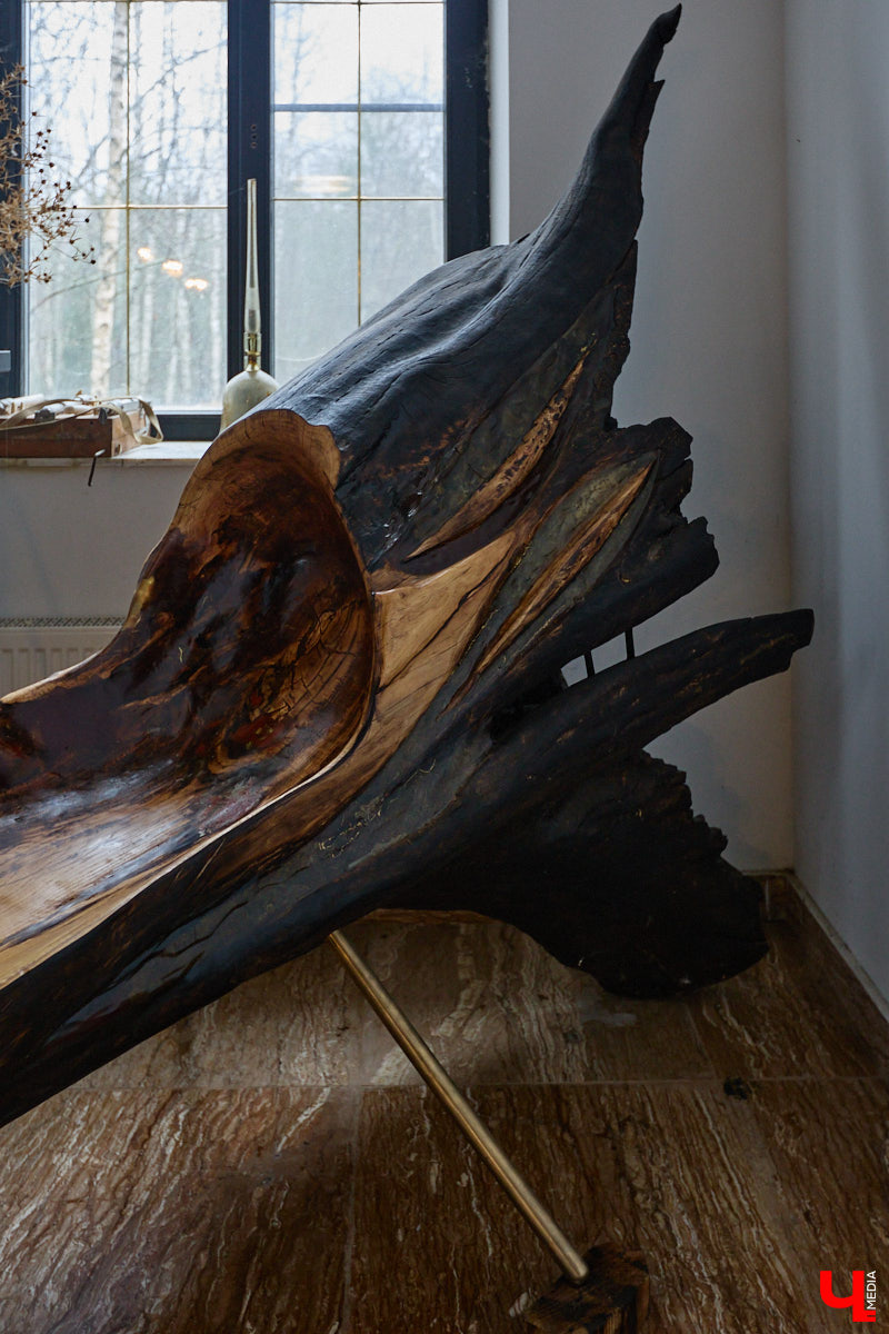 Мастер по дереву Николай Лавданский переехал в Киржачский район более 10 лет назад. Там он построил дом, завел хозяйство и продолжил заниматься творчеством, вдохновляясь единением с природой. По его 16 гектарам, населенным зверюшками, постоянно гуляют туристы. «Ключ-Медиа» удалось осмотреть не только угодья, но и жилище скульптора.