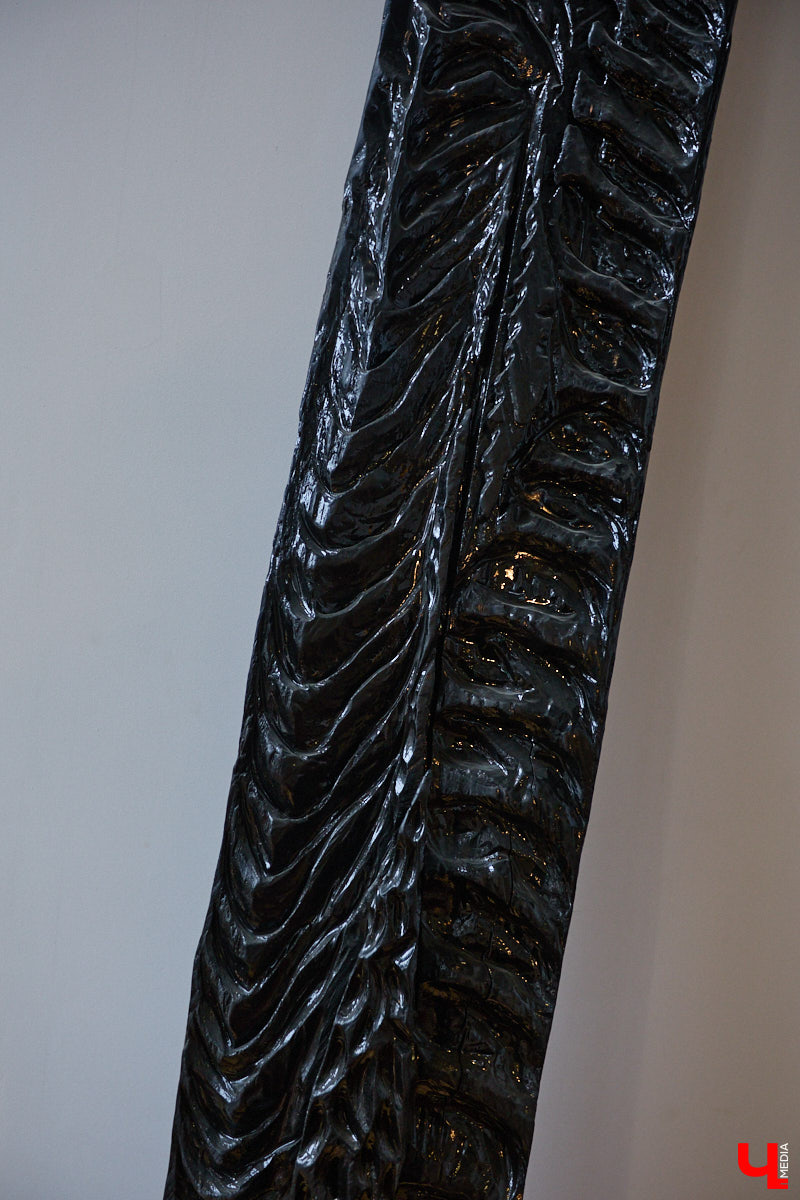 Мастер по дереву Николай Лавданский переехал в Киржачский район более 10 лет назад. Там он построил дом, завел хозяйство и продолжил заниматься творчеством, вдохновляясь единением с природой. По его 16 гектарам, населенным зверюшками, постоянно гуляют туристы. «Ключ-Медиа» удалось осмотреть не только угодья, но и жилище скульптора.