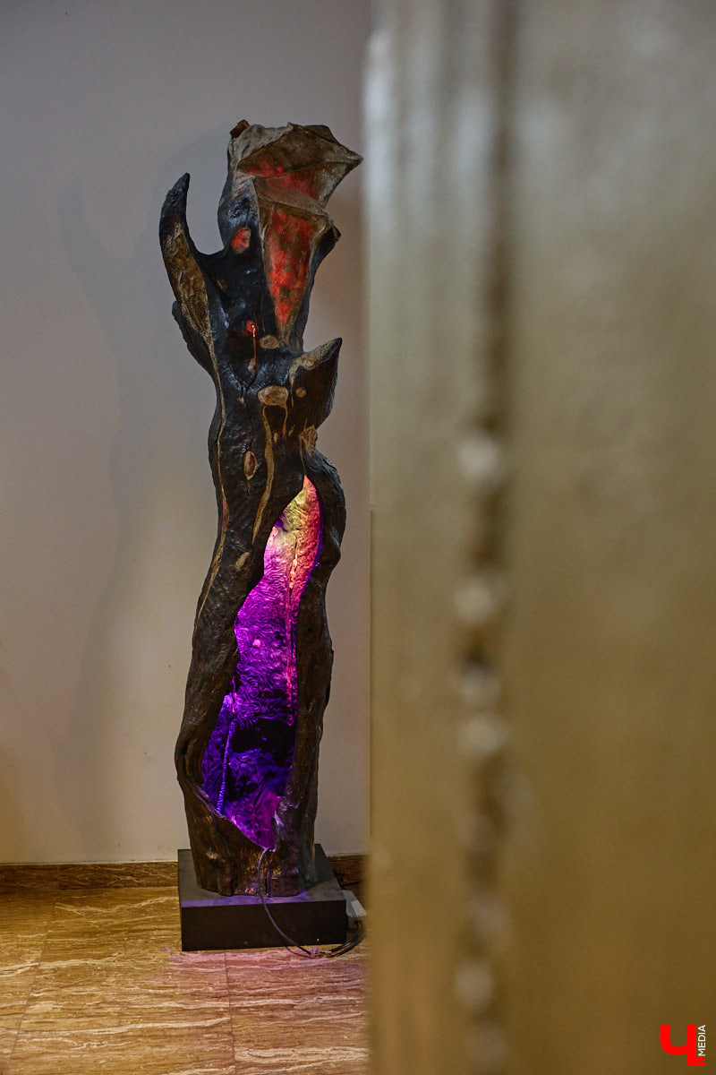 Мастер по дереву Николай Лавданский переехал в Киржачский район более 10 лет назад. Там он построил дом, завел хозяйство и продолжил заниматься творчеством, вдохновляясь единением с природой. По его 16 гектарам, населенным зверюшками, постоянно гуляют туристы. «Ключ-Медиа» удалось осмотреть не только угодья, но и жилище скульптора.