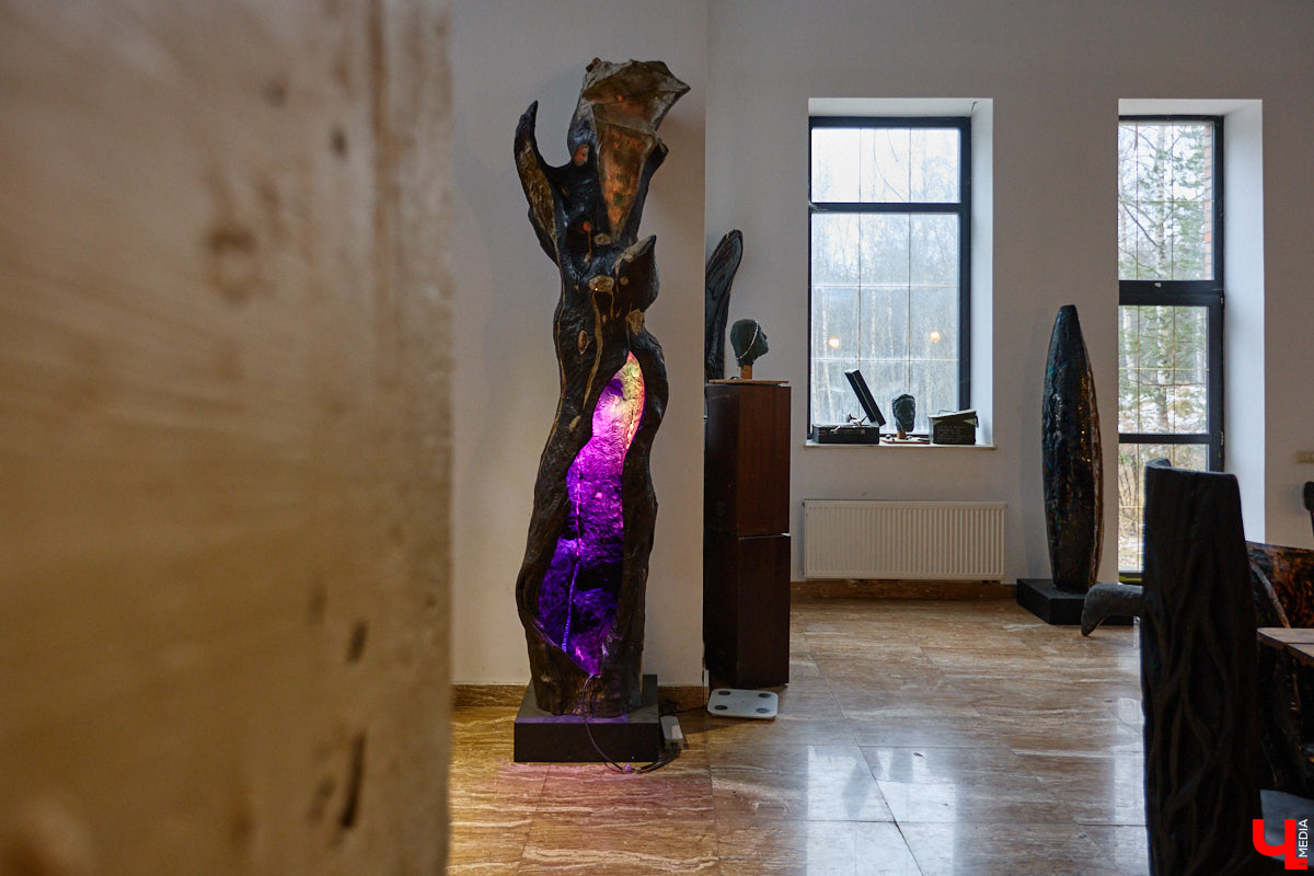 Мастер по дереву Николай Лавданский переехал в Киржачский район более 10 лет назад. Там он построил дом, завел хозяйство и продолжил заниматься творчеством, вдохновляясь единением с природой. По его 16 гектарам, населенным зверюшками, постоянно гуляют туристы. «Ключ-Медиа» удалось осмотреть не только угодья, но и жилище скульптора.