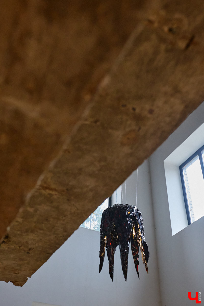 Мастер по дереву Николай Лавданский переехал в Киржачский район более 10 лет назад. Там он построил дом, завел хозяйство и продолжил заниматься творчеством, вдохновляясь единением с природой. По его 16 гектарам, населенным зверюшками, постоянно гуляют туристы. «Ключ-Медиа» удалось осмотреть не только угодья, но и жилище скульптора.