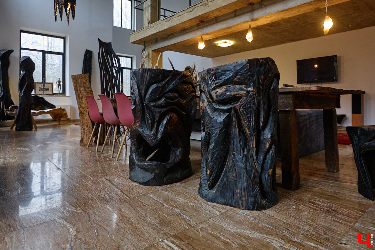 Мастер по дереву Николай Лавданский переехал в Киржачский район более 10 лет назад. Там он построил дом, завел хозяйство и продолжил заниматься творчеством, вдохновляясь единением с природой. По его 16 гектарам, населенным зверюшками, постоянно гуляют туристы. «Ключ-Медиа» удалось осмотреть не только угодья, но и жилище скульптора.