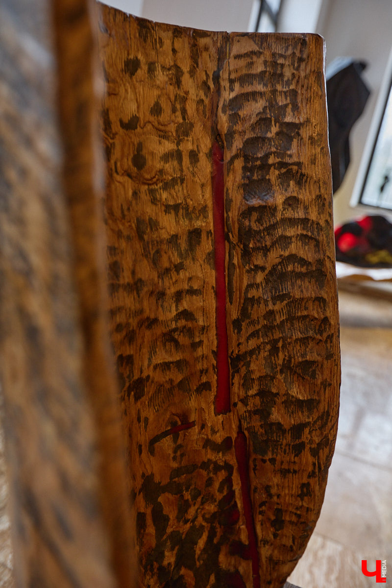 Мастер по дереву Николай Лавданский переехал в Киржачский район более 10 лет назад. Там он построил дом, завел хозяйство и продолжил заниматься творчеством, вдохновляясь единением с природой. По его 16 гектарам, населенным зверюшками, постоянно гуляют туристы. «Ключ-Медиа» удалось осмотреть не только угодья, но и жилище скульптора.