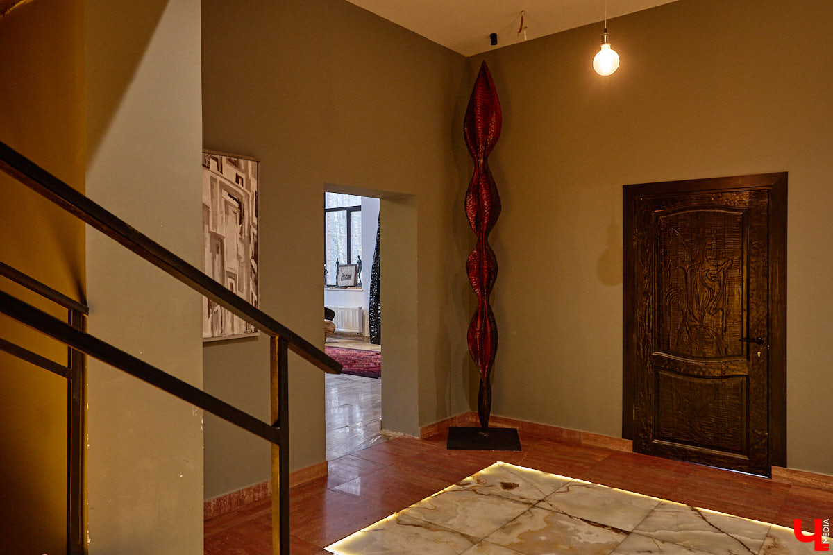 Мастер по дереву Николай Лавданский переехал в Киржачский район более 10 лет назад. Там он построил дом, завел хозяйство и продолжил заниматься творчеством, вдохновляясь единением с природой. По его 16 гектарам, населенным зверюшками, постоянно гуляют туристы. «Ключ-Медиа» удалось осмотреть не только угодья, но и жилище скульптора.