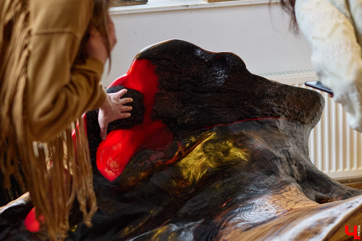 Мастер по дереву Николай Лавданский переехал в Киржачский район более 10 лет назад. Там он построил дом, завел хозяйство и продолжил заниматься творчеством, вдохновляясь единением с природой. По его 16 гектарам, населенным зверюшками, постоянно гуляют туристы. «Ключ-Медиа» удалось осмотреть не только угодья, но и жилище скульптора.