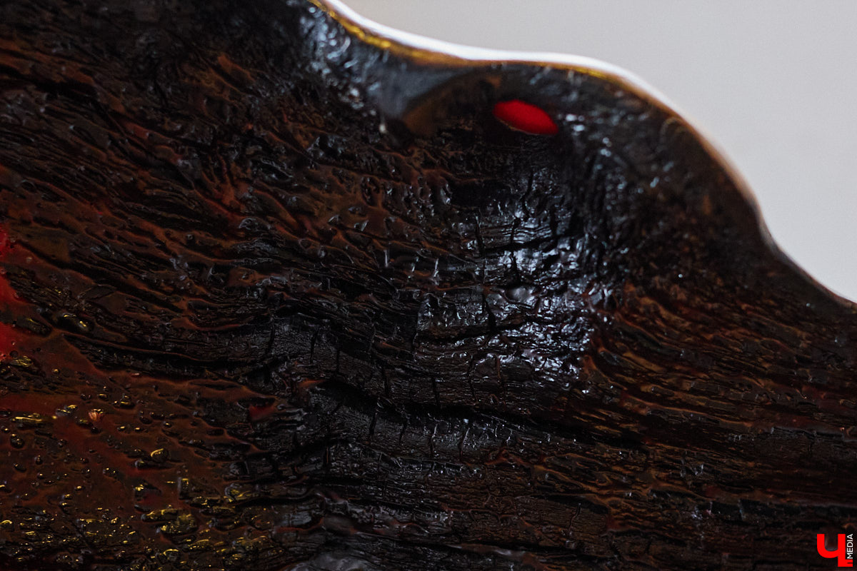 Мастер по дереву Николай Лавданский переехал в Киржачский район более 10 лет назад. Там он построил дом, завел хозяйство и продолжил заниматься творчеством, вдохновляясь единением с природой. По его 16 гектарам, населенным зверюшками, постоянно гуляют туристы. «Ключ-Медиа» удалось осмотреть не только угодья, но и жилище скульптора.