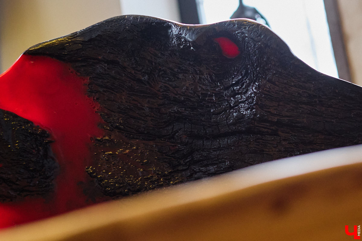 Мастер по дереву Николай Лавданский переехал в Киржачский район более 10 лет назад. Там он построил дом, завел хозяйство и продолжил заниматься творчеством, вдохновляясь единением с природой. По его 16 гектарам, населенным зверюшками, постоянно гуляют туристы. «Ключ-Медиа» удалось осмотреть не только угодья, но и жилище скульптора.