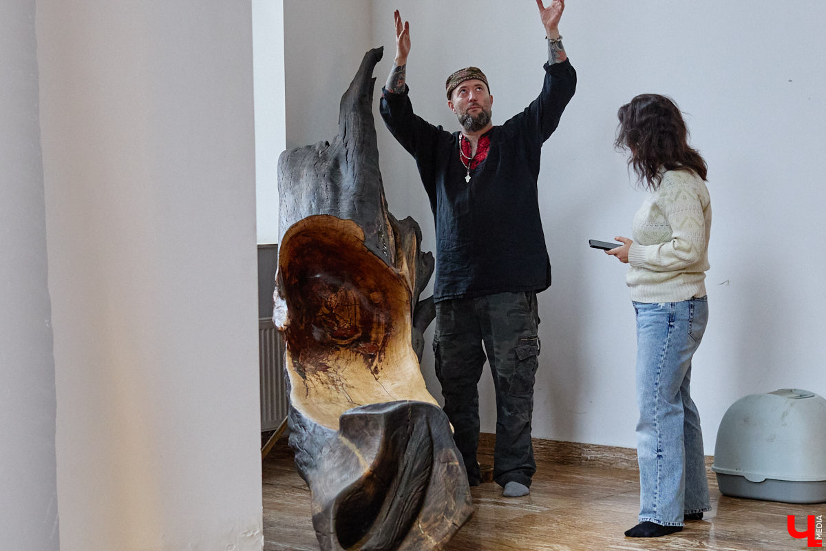 Мастер по дереву Николай Лавданский переехал в Киржачский район более 10 лет назад. Там он построил дом, завел хозяйство и продолжил заниматься творчеством, вдохновляясь единением с природой. По его 16 гектарам, населенным зверюшками, постоянно гуляют туристы. «Ключ-Медиа» удалось осмотреть не только угодья, но и жилище скульптора.