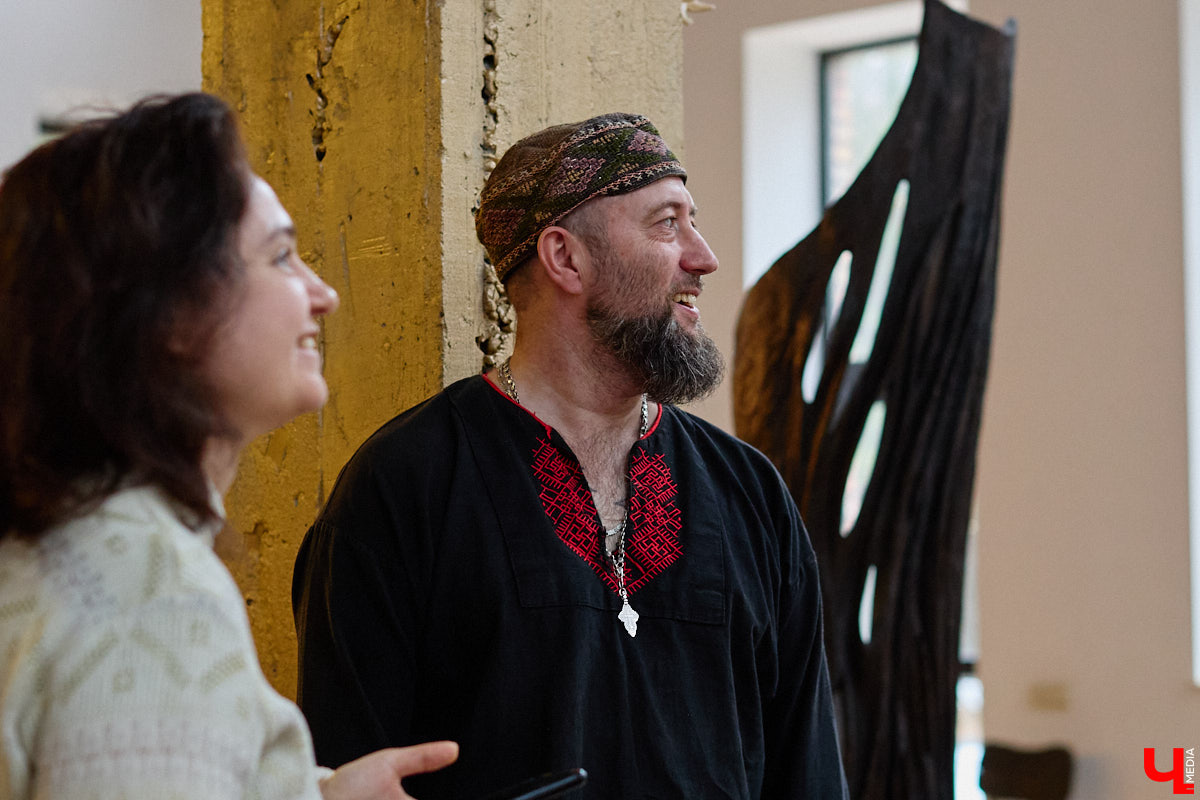 Мастер по дереву Николай Лавданский переехал в Киржачский район более 10 лет назад. Там он построил дом, завел хозяйство и продолжил заниматься творчеством, вдохновляясь единением с природой. По его 16 гектарам, населенным зверюшками, постоянно гуляют туристы. «Ключ-Медиа» удалось осмотреть не только угодья, но и жилище скульптора.