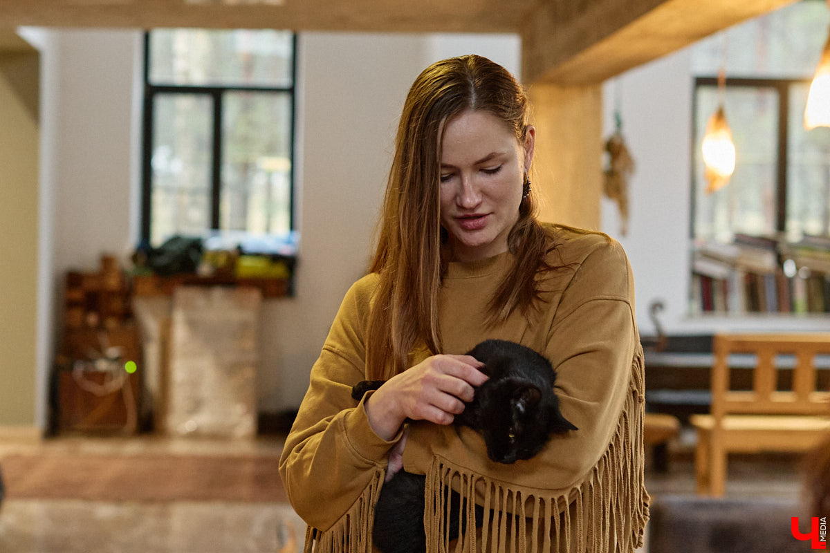 Мастер по дереву Николай Лавданский переехал в Киржачский район более 10 лет назад. Там он построил дом, завел хозяйство и продолжил заниматься творчеством, вдохновляясь единением с природой. По его 16 гектарам, населенным зверюшками, постоянно гуляют туристы. «Ключ-Медиа» удалось осмотреть не только угодья, но и жилище скульптора.