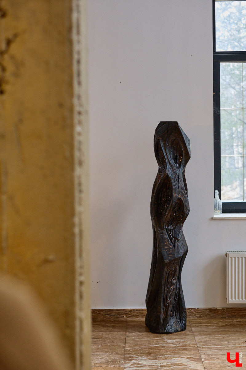 Мастер по дереву Николай Лавданский переехал в Киржачский район более 10 лет назад. Там он построил дом, завел хозяйство и продолжил заниматься творчеством, вдохновляясь единением с природой. По его 16 гектарам, населенным зверюшками, постоянно гуляют туристы. «Ключ-Медиа» удалось осмотреть не только угодья, но и жилище скульптора.