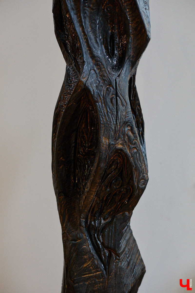 Мастер по дереву Николай Лавданский переехал в Киржачский район более 10 лет назад. Там он построил дом, завел хозяйство и продолжил заниматься творчеством, вдохновляясь единением с природой. По его 16 гектарам, населенным зверюшками, постоянно гуляют туристы. «Ключ-Медиа» удалось осмотреть не только угодья, но и жилище скульптора.