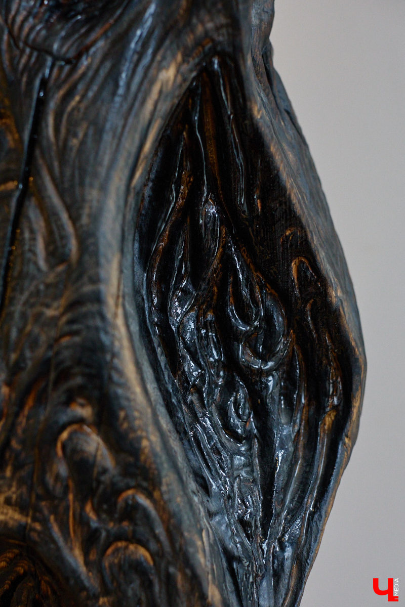 Мастер по дереву Николай Лавданский переехал в Киржачский район более 10 лет назад. Там он построил дом, завел хозяйство и продолжил заниматься творчеством, вдохновляясь единением с природой. По его 16 гектарам, населенным зверюшками, постоянно гуляют туристы. «Ключ-Медиа» удалось осмотреть не только угодья, но и жилище скульптора.