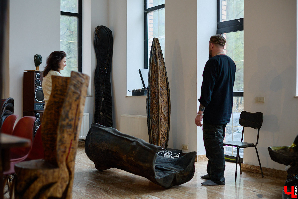 Мастер по дереву Николай Лавданский переехал в Киржачский район более 10 лет назад. Там он построил дом, завел хозяйство и продолжил заниматься творчеством, вдохновляясь единением с природой. По его 16 гектарам, населенным зверюшками, постоянно гуляют туристы. «Ключ-Медиа» удалось осмотреть не только угодья, но и жилище скульптора.