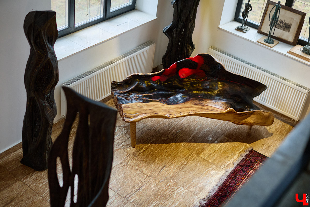 Мастер по дереву Николай Лавданский переехал в Киржачский район более 10 лет назад. Там он построил дом, завел хозяйство и продолжил заниматься творчеством, вдохновляясь единением с природой. По его 16 гектарам, населенным зверюшками, постоянно гуляют туристы. «Ключ-Медиа» удалось осмотреть не только угодья, но и жилище скульптора.