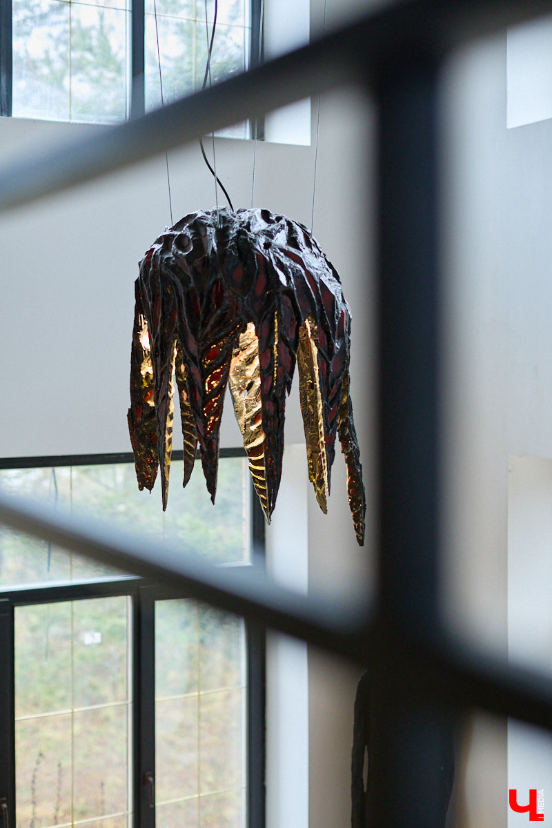 Мастер по дереву Николай Лавданский переехал в Киржачский район более 10 лет назад. Там он построил дом, завел хозяйство и продолжил заниматься творчеством, вдохновляясь единением с природой. По его 16 гектарам, населенным зверюшками, постоянно гуляют туристы. «Ключ-Медиа» удалось осмотреть не только угодья, но и жилище скульптора.