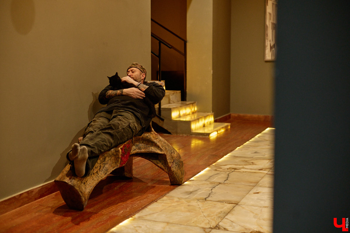 Мастер по дереву Николай Лавданский переехал в Киржачский район более 10 лет назад. Там он построил дом, завел хозяйство и продолжил заниматься творчеством, вдохновляясь единением с природой. По его 16 гектарам, населенным зверюшками, постоянно гуляют туристы. «Ключ-Медиа» удалось осмотреть не только угодья, но и жилище скульптора.