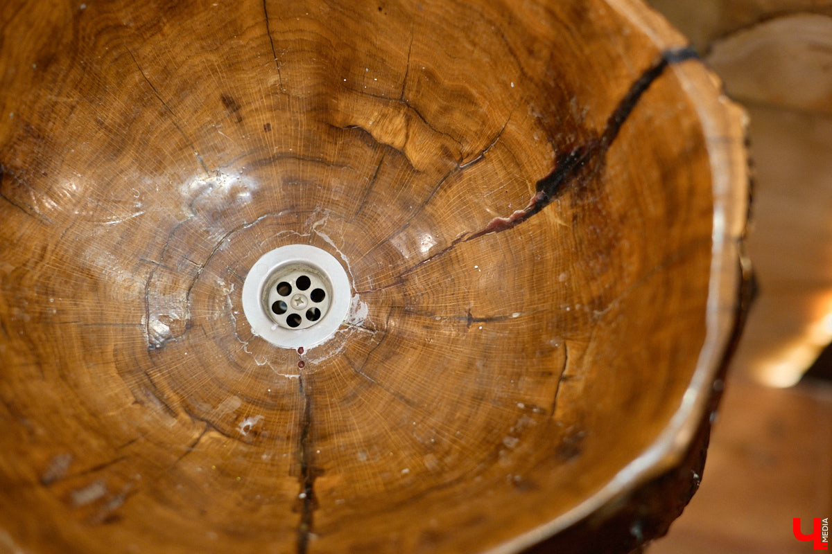 Мастер по дереву Николай Лавданский переехал в Киржачский район более 10 лет назад. Там он построил дом, завел хозяйство и продолжил заниматься творчеством, вдохновляясь единением с природой. По его 16 гектарам, населенным зверюшками, постоянно гуляют туристы. «Ключ-Медиа» удалось осмотреть не только угодья, но и жилище скульптора.