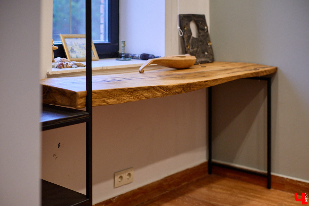 Мастер по дереву Николай Лавданский переехал в Киржачский район более 10 лет назад. Там он построил дом, завел хозяйство и продолжил заниматься творчеством, вдохновляясь единением с природой. По его 16 гектарам, населенным зверюшками, постоянно гуляют туристы. «Ключ-Медиа» удалось осмотреть не только угодья, но и жилище скульптора.