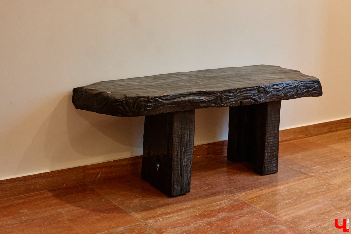 Мастер по дереву Николай Лавданский переехал в Киржачский район более 10 лет назад. Там он построил дом, завел хозяйство и продолжил заниматься творчеством, вдохновляясь единением с природой. По его 16 гектарам, населенным зверюшками, постоянно гуляют туристы. «Ключ-Медиа» удалось осмотреть не только угодья, но и жилище скульптора.