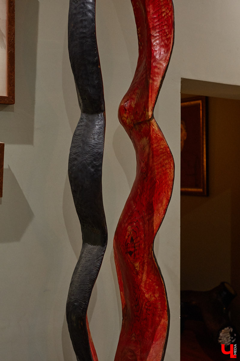 Мастер по дереву Николай Лавданский переехал в Киржачский район более 10 лет назад. Там он построил дом, завел хозяйство и продолжил заниматься творчеством, вдохновляясь единением с природой. По его 16 гектарам, населенным зверюшками, постоянно гуляют туристы. «Ключ-Медиа» удалось осмотреть не только угодья, но и жилище скульптора.