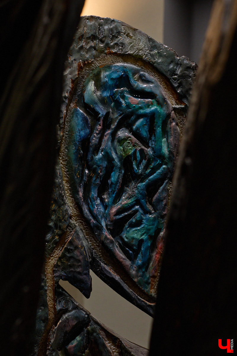 Мастер по дереву Николай Лавданский переехал в Киржачский район более 10 лет назад. Там он построил дом, завел хозяйство и продолжил заниматься творчеством, вдохновляясь единением с природой. По его 16 гектарам, населенным зверюшками, постоянно гуляют туристы. «Ключ-Медиа» удалось осмотреть не только угодья, но и жилище скульптора.