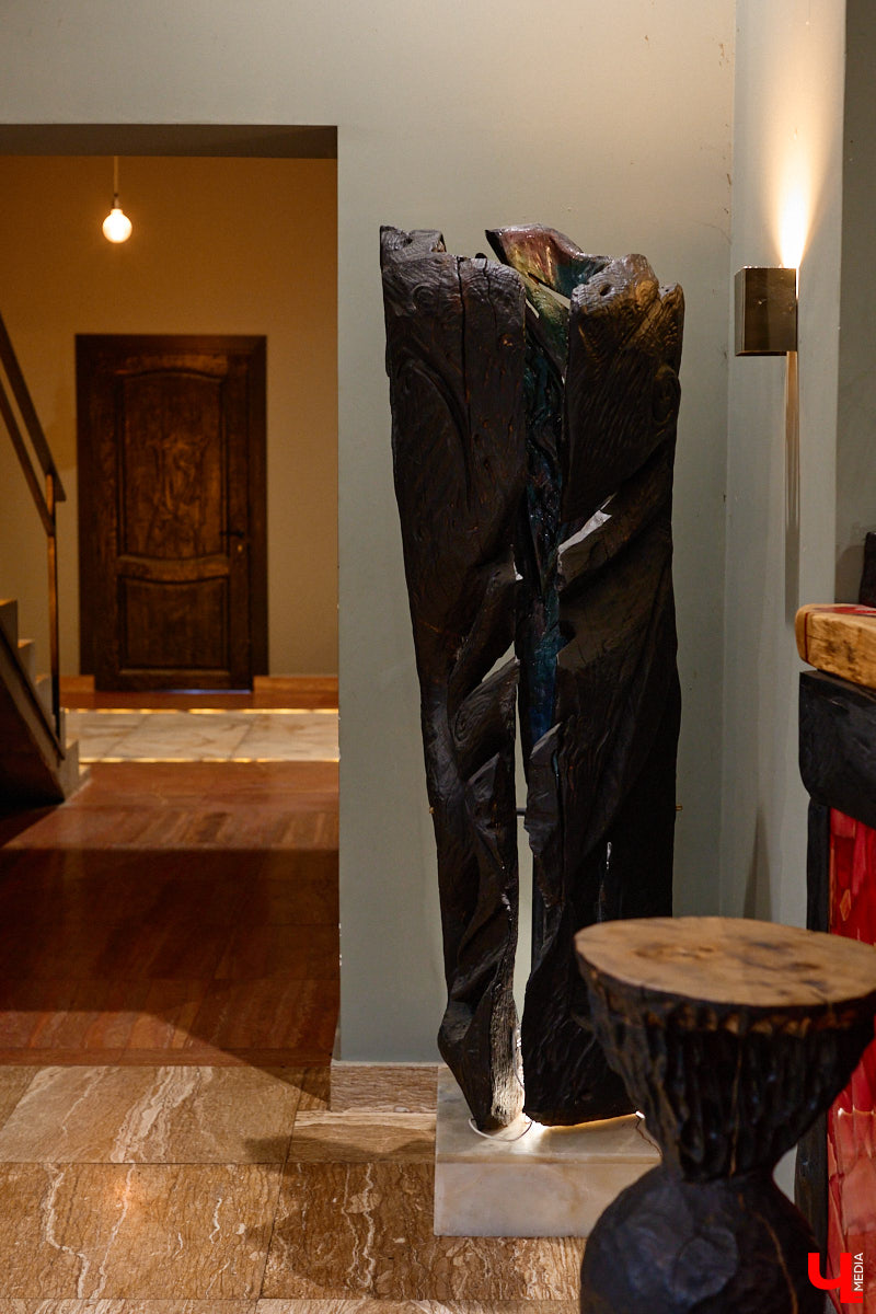 Мастер по дереву Николай Лавданский переехал в Киржачский район более 10 лет назад. Там он построил дом, завел хозяйство и продолжил заниматься творчеством, вдохновляясь единением с природой. По его 16 гектарам, населенным зверюшками, постоянно гуляют туристы. «Ключ-Медиа» удалось осмотреть не только угодья, но и жилище скульптора.