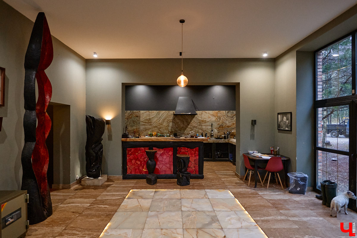 Мастер по дереву Николай Лавданский переехал в Киржачский район более 10 лет назад. Там он построил дом, завел хозяйство и продолжил заниматься творчеством, вдохновляясь единением с природой. По его 16 гектарам, населенным зверюшками, постоянно гуляют туристы. «Ключ-Медиа» удалось осмотреть не только угодья, но и жилище скульптора.