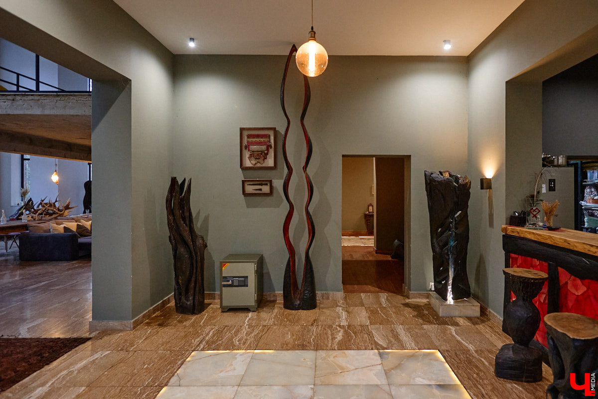 Мастер по дереву Николай Лавданский переехал в Киржачский район более 10 лет назад. Там он построил дом, завел хозяйство и продолжил заниматься творчеством, вдохновляясь единением с природой. По его 16 гектарам, населенным зверюшками, постоянно гуляют туристы. «Ключ-Медиа» удалось осмотреть не только угодья, но и жилище скульптора.