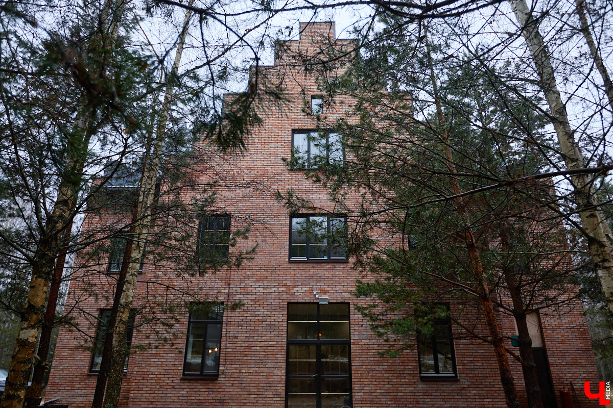 Мастер по дереву Николай Лавданский переехал в Киржачский район более 10 лет назад. Там он построил дом, завел хозяйство и продолжил заниматься творчеством, вдохновляясь единением с природой. По его 16 гектарам, населенным зверюшками, постоянно гуляют туристы. «Ключ-Медиа» удалось осмотреть не только угодья, но и жилище скульптора.