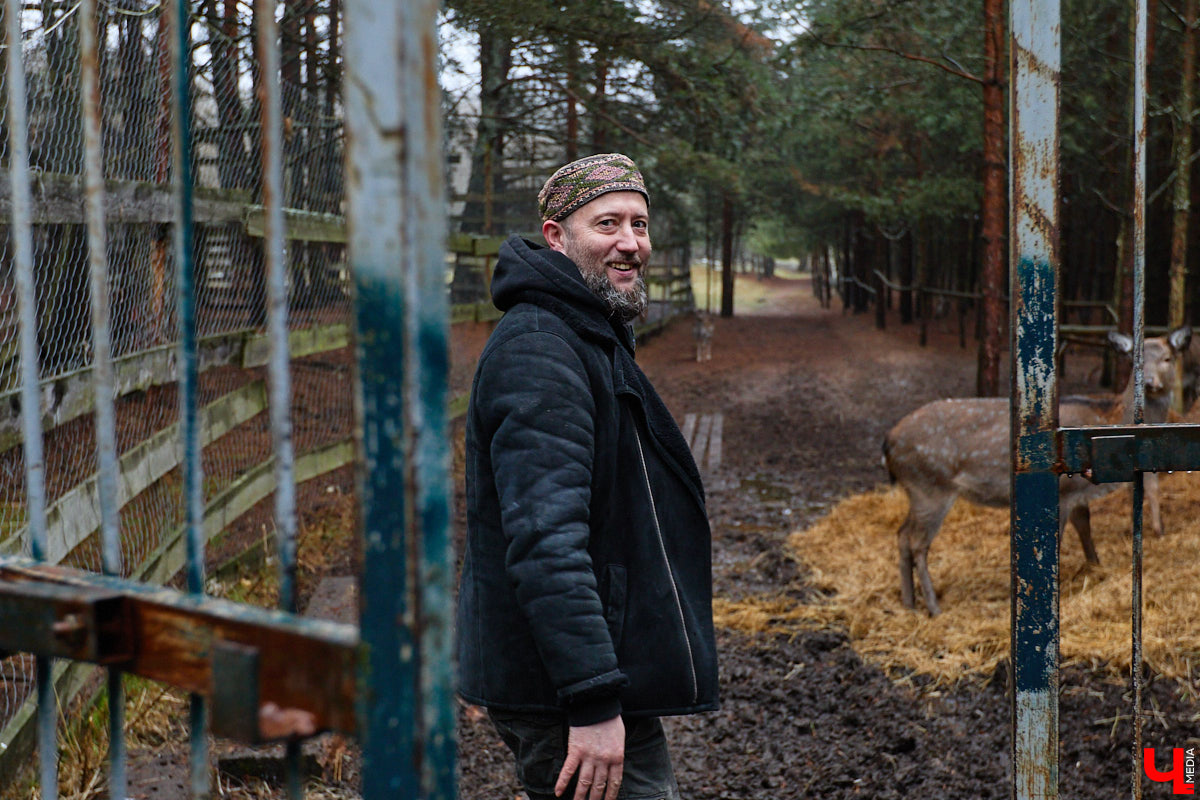 Мастер по дереву Николай Лавданский переехал в Киржачский район более 10 лет назад. Там он построил дом, завел хозяйство и продолжил заниматься творчеством, вдохновляясь единением с природой. По его 16 гектарам, населенным зверюшками, постоянно гуляют туристы. «Ключ-Медиа» удалось осмотреть не только угодья, но и жилище скульптора.