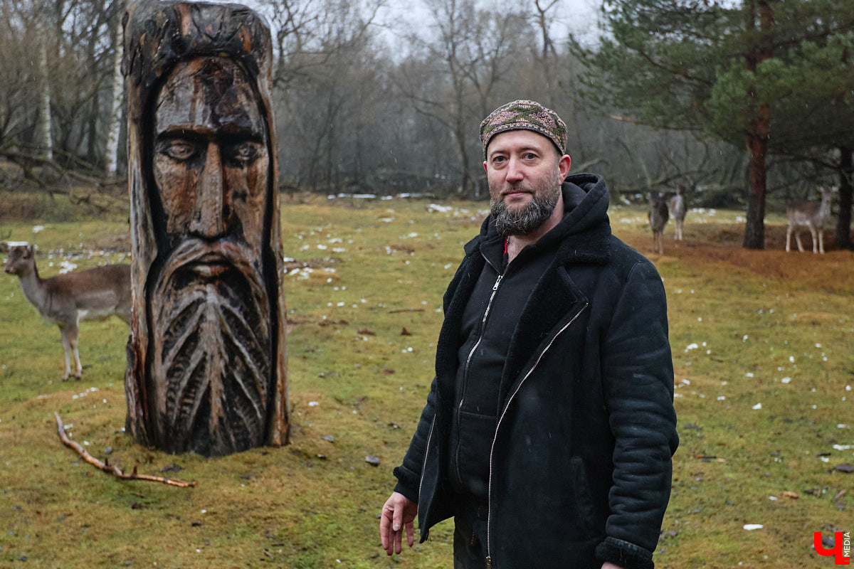 Мастер по дереву Николай Лавданский переехал в Киржачский район более 10 лет назад. Там он построил дом, завел хозяйство и продолжил заниматься творчеством, вдохновляясь единением с природой. По его 16 гектарам, населенным зверюшками, постоянно гуляют туристы. «Ключ-Медиа» удалось осмотреть не только угодья, но и жилище скульптора.