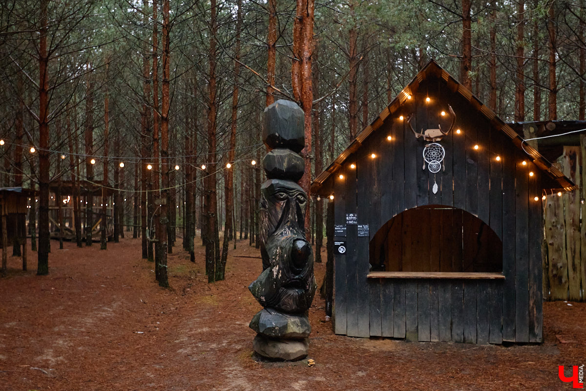 Мастер по дереву Николай Лавданский переехал в Киржачский район более 10 лет назад. Там он построил дом, завел хозяйство и продолжил заниматься творчеством, вдохновляясь единением с природой. По его 16 гектарам, населенным зверюшками, постоянно гуляют туристы. «Ключ-Медиа» удалось осмотреть не только угодья, но и жилище скульптора.