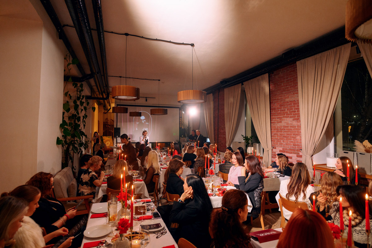 Сиять на красной ковровой дорожке — мечту своих постоянных клиентов исполнил в канун Нового года Институт красоты BABOR. Невероятно красивый гала-ужин для самых дорогих друзей прошел во Владимире. Цветом вечера был выбран красный — знак искренней и глубокой любви. Темой беседы стала подготовка к новогодним праздникам. Ну а главным героем признали корейскую бьюти-звезду, аппарат радиочастотного лифтинга нового поколения OLIGIO.