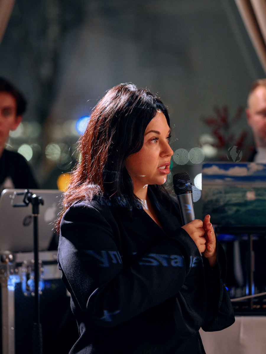 Сиять на красной ковровой дорожке — мечту своих постоянных клиентов исполнил в канун Нового года Институт красоты BABOR. Невероятно красивый гала-ужин для самых дорогих друзей прошел во Владимире. Цветом вечера был выбран красный — знак искренней и глубокой любви. Темой беседы стала подготовка к новогодним праздникам. Ну а главным героем признали корейскую бьюти-звезду, аппарат радиочастотного лифтинга нового поколения OLIGIO.